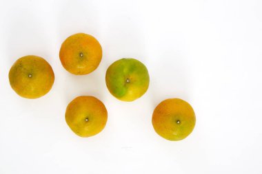 Beyaz arka plan üzerinde izole taze sarı portakal