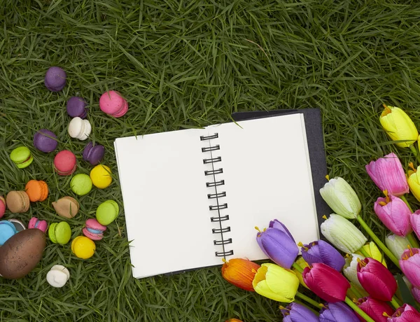 Easter Greetings Blank Notebook Candy Tulips Fresh Green Grass — Stock Photo, Image