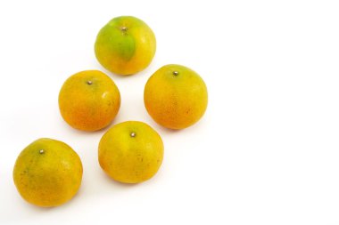 Beyaz arka plan üzerinde izole taze sarı portakal