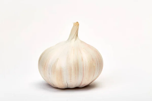 Knoblauch isoliert auf weiß — Stockfoto