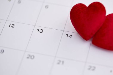 14 Şubat Sevgililer günü kalpleri ile takvimde işaretlenmiş.