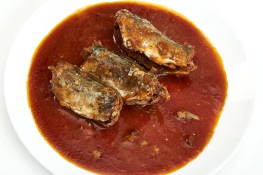 Beyaz arka plan üzerinde domates soslu uskumru