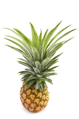 Beyaz üzerine olgun ananas.