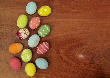 Mutlu Paskalya yumurta üzerinde ahşap