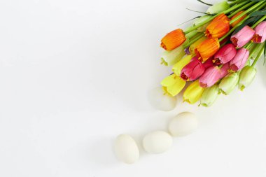 Paskalya yumurtaları ve beyaz laleler
