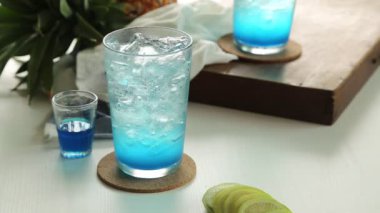 Buz Mavisi kireç soda Beyaz ahşap masa, kavram soğuk içecek yaz için