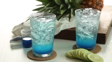 Buz Mavisi kireç soda Beyaz ahşap masa, kavram soğuk içecek yaz için