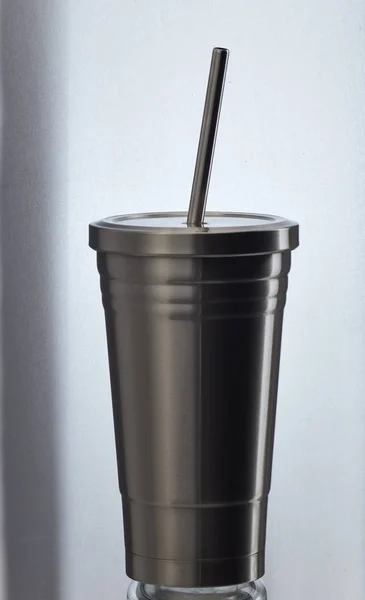 白で隔離される鋼マグカップ — ストック写真