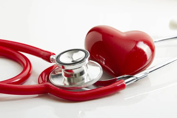 Red stethoscope and heart — Stock Photo, Image
