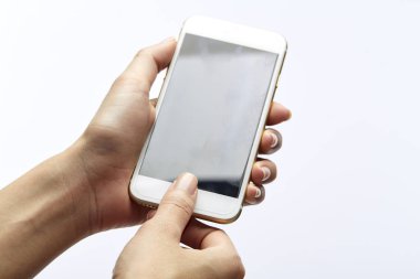 Cep telefonu elinde.