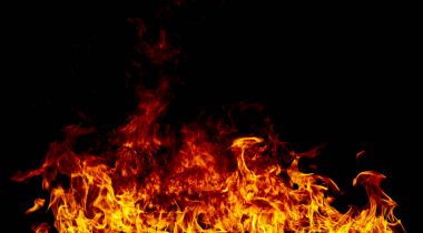 Bir siyah alevler ateş 