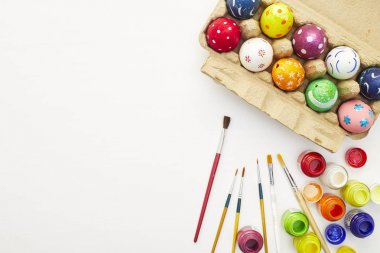 Bir şekilde dekore edilmiş yumurta ve bahar çiçek Lale