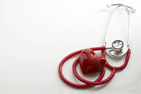 Red stethoscope and heart — Stock Photo, Image