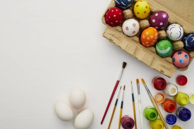 Mutlu Paskalya günü beyaz rustik ahşap