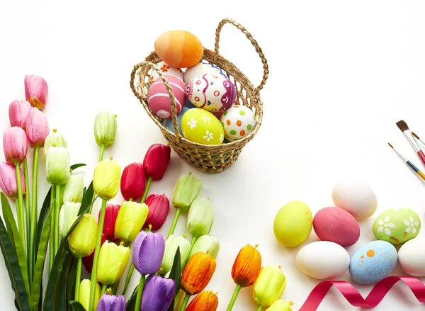 Oeufs décorés et tulipes de fleurs de printemps — Photo