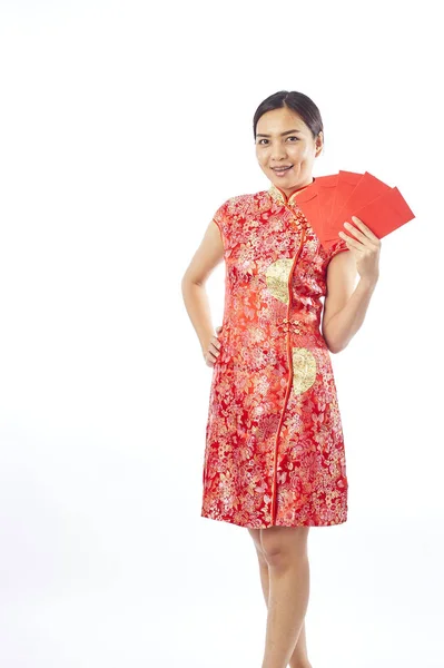Китайская новогодняя женщина с красным конвертом — стоковое фото