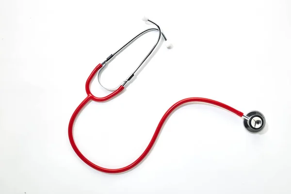 Czerwony stetoskop na białym tle — Zdjęcie stockowe