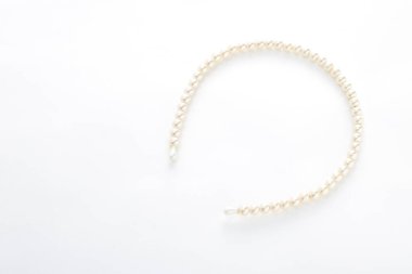 beyaz zemin üzerine inci saç bandı