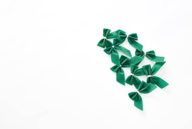St Patricks Günü yan kenarını beyaz bir arka plan üzerinde yeşil yay