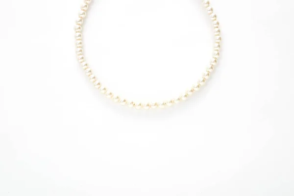 Perle Haarband auf weißem Hintergrund — Stockfoto