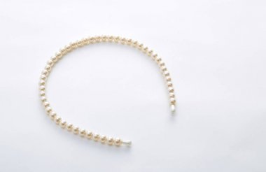 beyaz zemin üzerine inci saç bandı