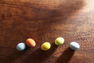 Paskalya festival konseptiyle fantezi renk ahşap arka üst görüşlerini yumurta