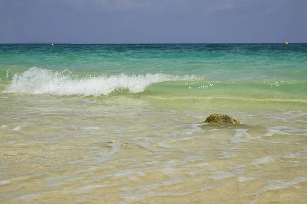 沙滩上的海浪 夏日的背景 — 图库照片