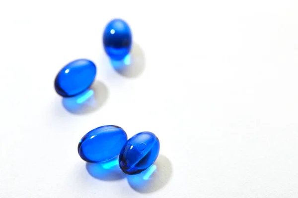 Blaue Pillen Kapsel auf weißem Hintergrund — Stockfoto