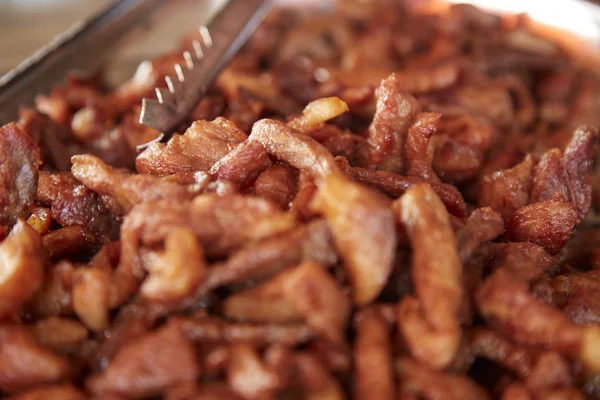 Închideți carnea de porc la grătar cu condimente — Fotografie, imagine de stoc