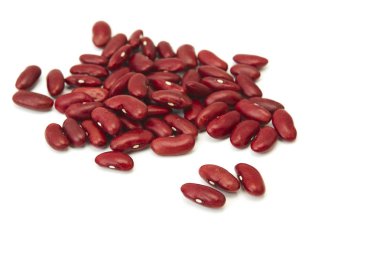 Beyaz arkaplanda kırmızı fasulye