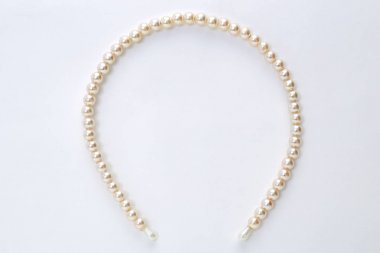 beyaz zemin üzerine inci saç bandı