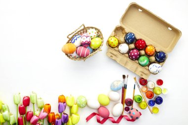 Bir şekilde dekore edilmiş yumurta ve bahar çiçek Lale