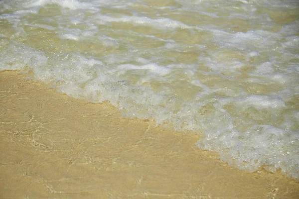 Onda del mare sulla spiaggia di sabbia — Foto Stock