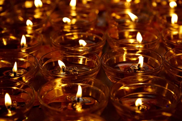 Концепция веры в горящую свечу — стоковое фото