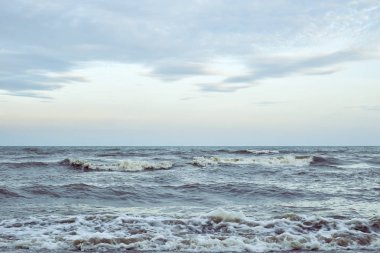 Güzel temiz su kıyısında alıştırma