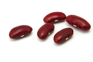 Beyaz arkaplanda kırmızı fasulye