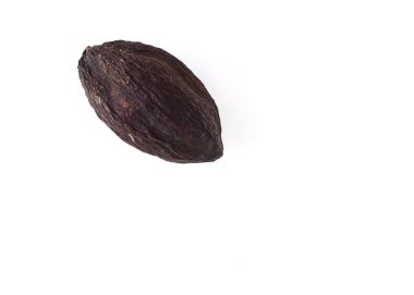 Beyaz arkaplanda kakao kabuğu