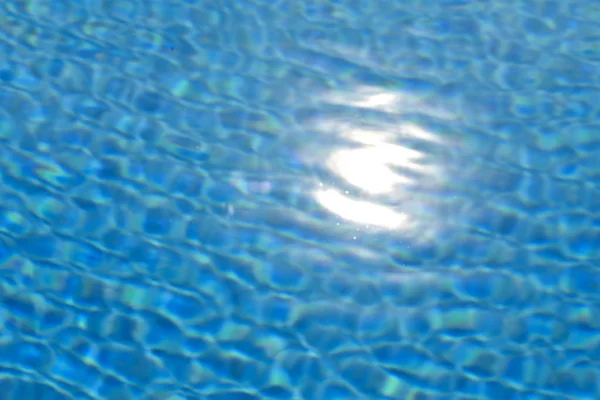 Blaues Wasser und Lichtreflexionen — Stockfoto