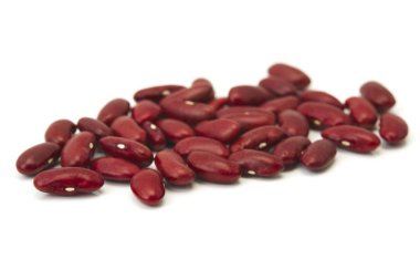 Beyaz arkaplanda kırmızı fasulye