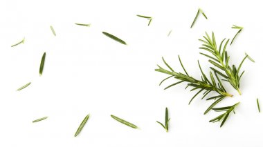 Beyaz arkaplanda taze biberiye