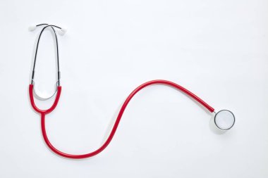 Beyaz arkaplanda kırmızı steteskop