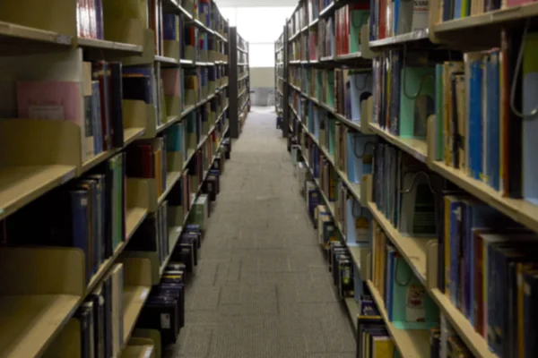 Wazig boeken in bibliotheek — Stockfoto