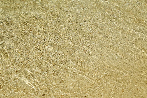 Vågen av havet på sandstranden — Stockfoto