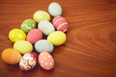 Ahşap arka planda paskalya yumurtaları