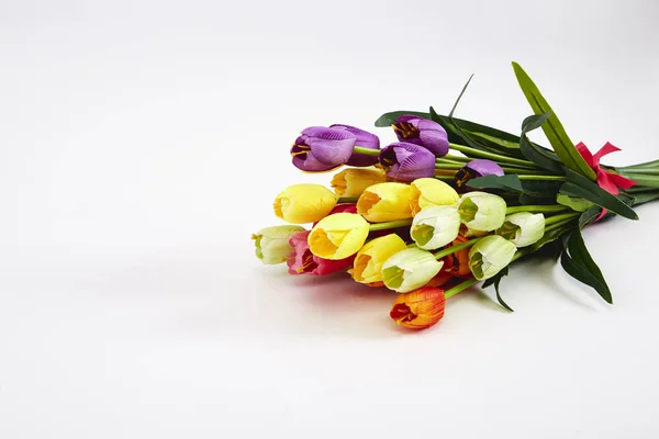 Ramo de tulipanes sobre fondo blanco — Foto de Stock