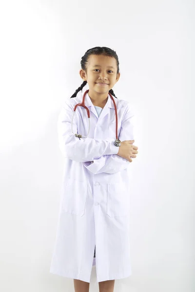 Маленька дівчинка мріє в медичному костюмі — стокове фото