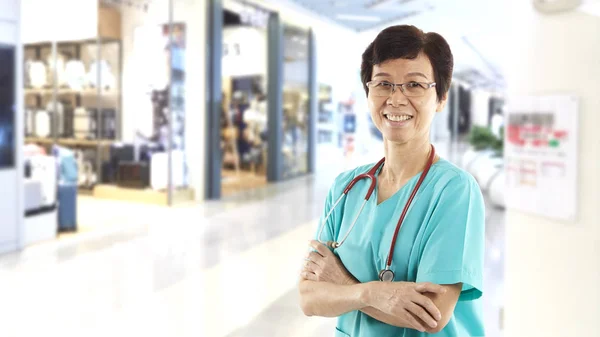 医疗护士亚洲妇女站立 — 图库照片
