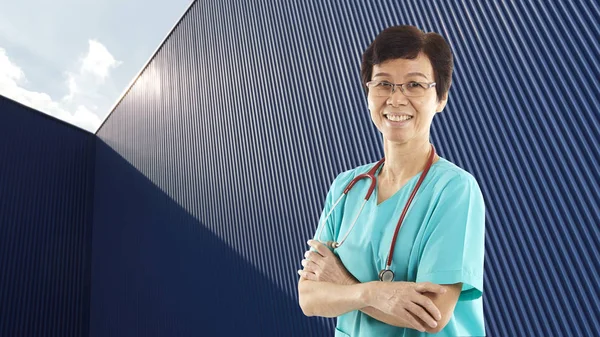 Egészségügyi nővér ázsiai nő állandó — Stock Fotó