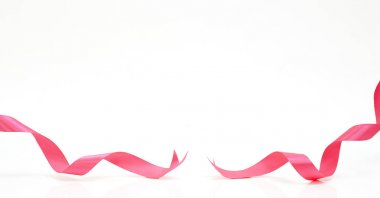 Beyaz üzerine pembe kıvırcık kurdele 