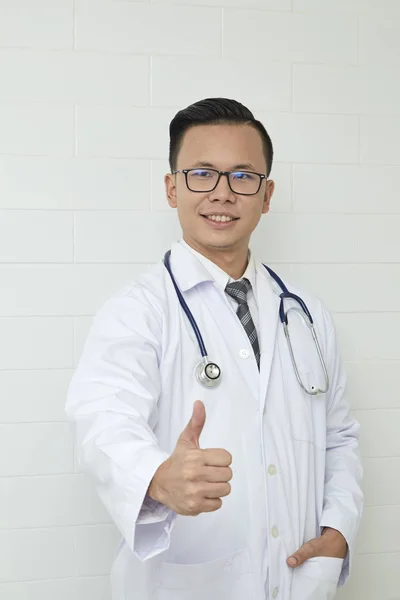 Aziatische man Doctor staande — Stockfoto